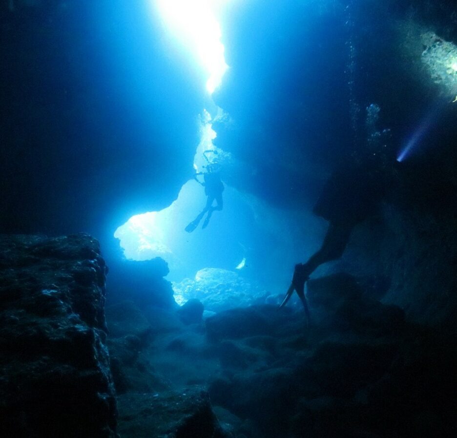 grotte sous-marine